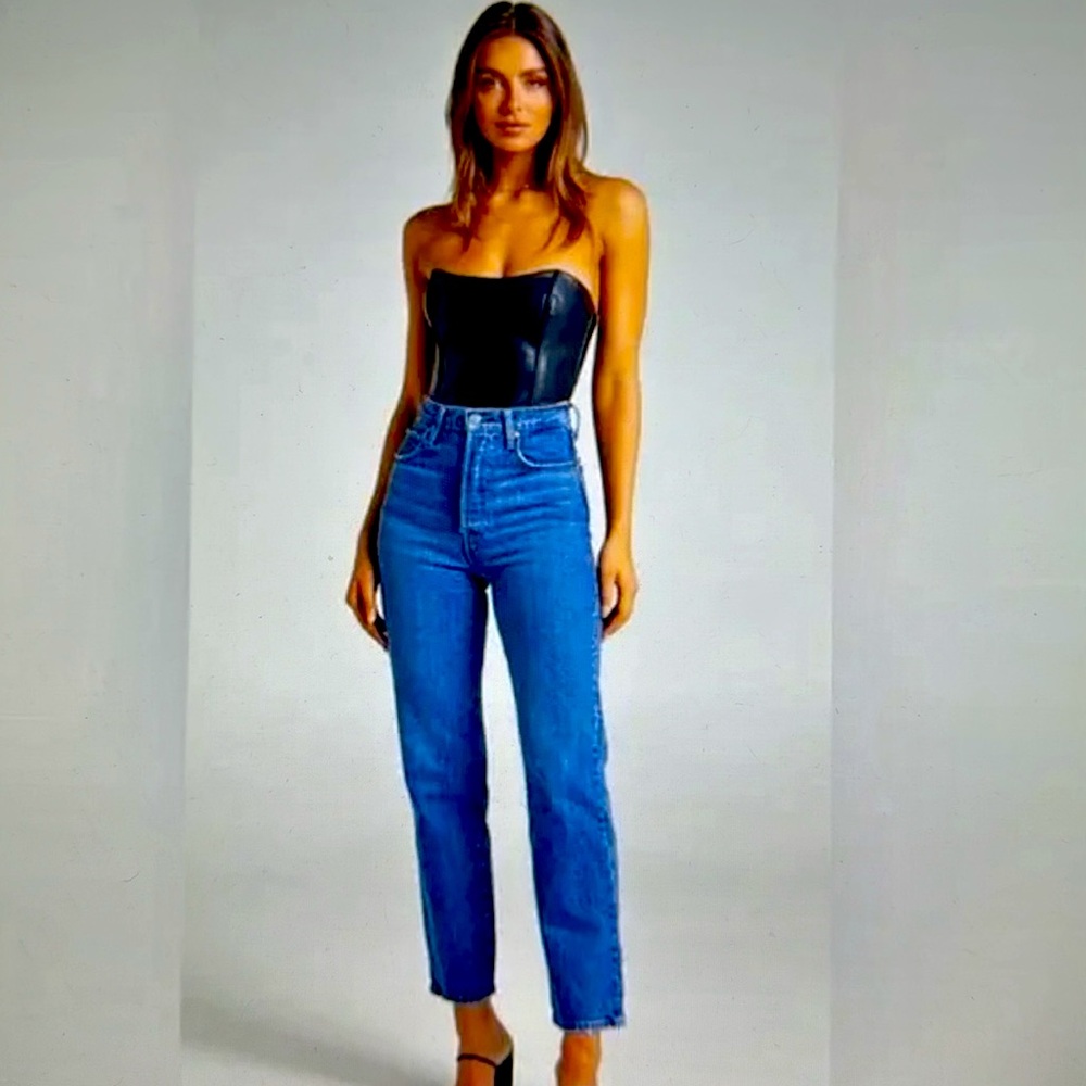 Like new Levi’s rib cage ankle jeans 👖